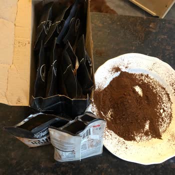 El café de Gloria Jean's se derramó por el empaque sin sellar