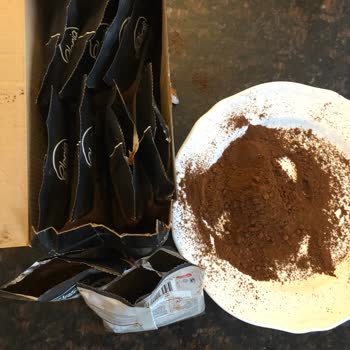 El café de Gloria Jean's se derramó por el empaque sin sellar