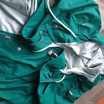 Benetton Çanta Ve Yağmurluk Kalitesiz Çıktı, Malzemeleri Döküldü.