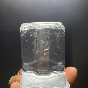 Gecek Su İçerisinde Pas Gibi Şeyler Var.