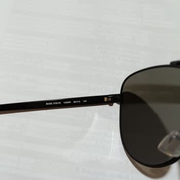 Hugo Boss Sonnenbrille 0761/s gekauft, Umtausch aufgrund von Mängeln problematisch
