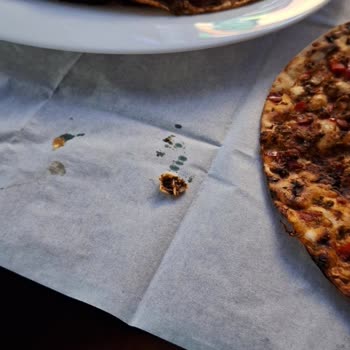 Pek Food 4'lü Lahmacunun İçinden Sert Plastik Çıktı!