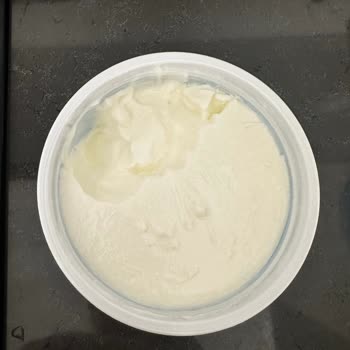 Sütaş Yoğurttan Tarihi Geçmediği Halde Tuhaf Tat Geliyor