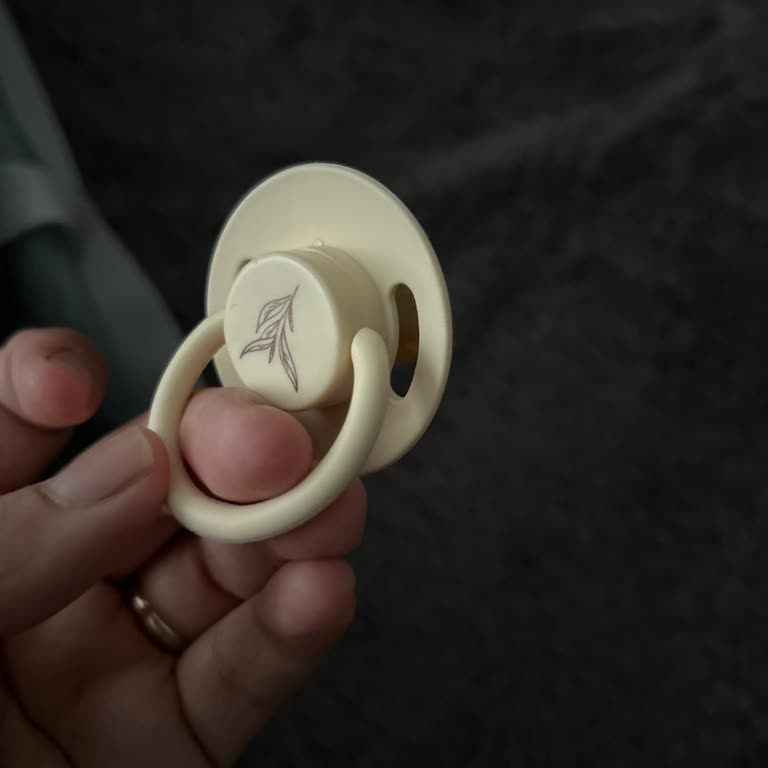 Wee Baby Hatalı Bebek Emziği Bebeğin Burnunu Kapatıyor