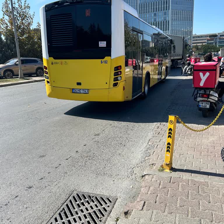 İstanbul Büyükşehir Belediyesi Otobüs Şoförünün Saygısız Ve Sorumsuz Davranışları