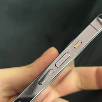 Apple iPhone 14 Pro Deep Purple muestra daños cosméticos y descamaciones