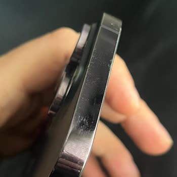 Apple iPhone 14 Pro Deep Purple muestra daños cosméticos y descamaciones