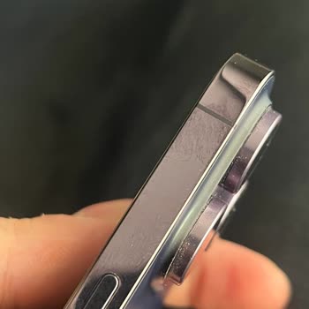 Apple iPhone 14 Pro Deep Purple muestra daños cosméticos y descamaciones