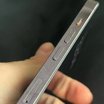 Apple iPhone 14 Pro Deep Purple muestra daños cosméticos y descamaciones