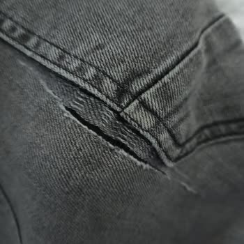 Mavi Marka Pantolon Yırtılması