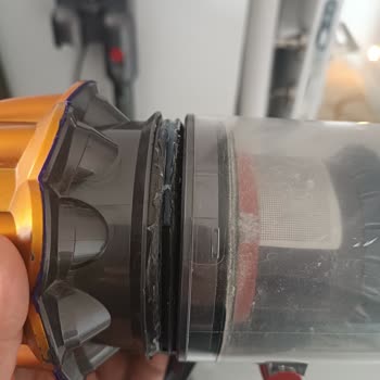 Dyson V12 Süpürge Gövdesinin Beklenmedik Şekilde Ayrılması