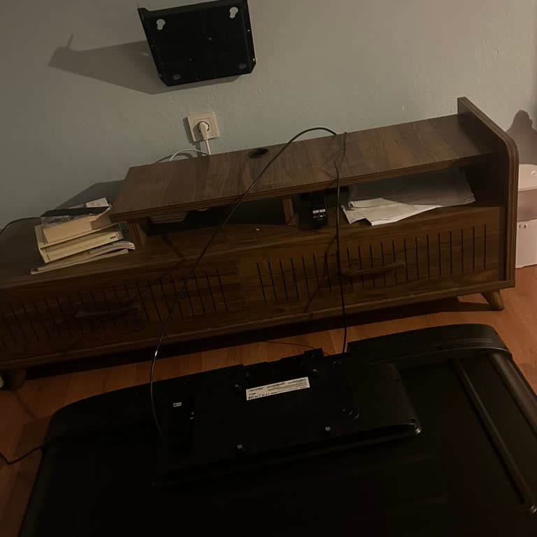 Vestel Duvara Monte Toshiba TV'nin Düşmesi Ve Ekran Kırılması