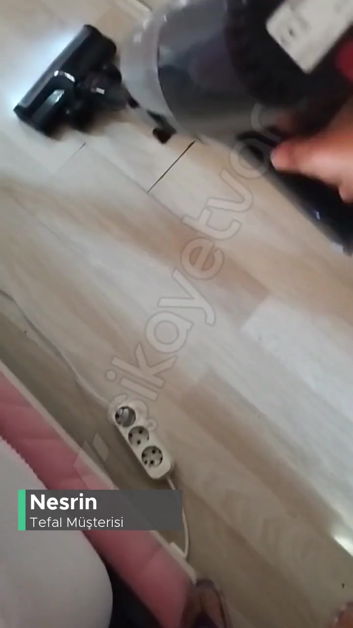 Tefal Dikey Süpürge Süpürdüğünü Döküyor! videonun kapak resmi