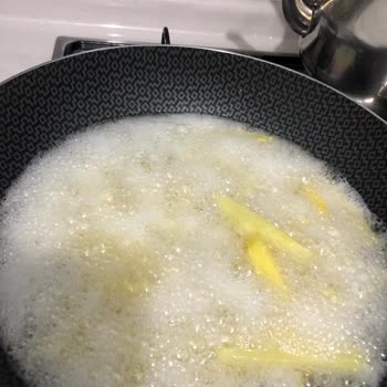 Şok Marketler Evin Markası Olan Ayçiçek Yağın Köpürmesi