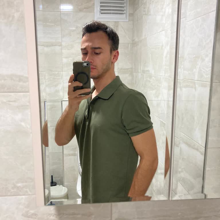 Tudors T-shirt Dikim Hatalı. Önden Sarkıyor