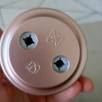 Fakir Ev Aletleri Çırpıcı Başlığı Ve Bıçaktan Sıvı Akıyor