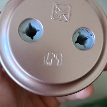 Fakir Ev Aletleri Çırpıcı Başlığı Ve Bıçaktan Sıvı Akıyor