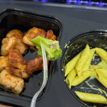 Tavuk Dünyası Bozuk Ve Eski Yemek Gönderimi Okuyun!