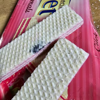 A101 Xtroll Çilekli Gofret İçinden Çıkan Şüpheli Madde