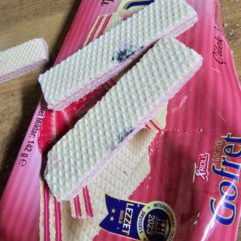 A101 Xtroll Çilekli Gofret İçinden Çıkan Şüpheli Madde