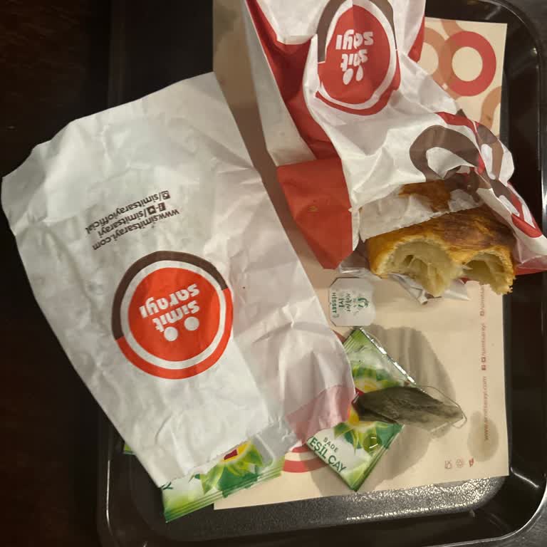 Dalaman Havalimanı Simit Sarayı Çalışanları Tavır Ve Üslupları