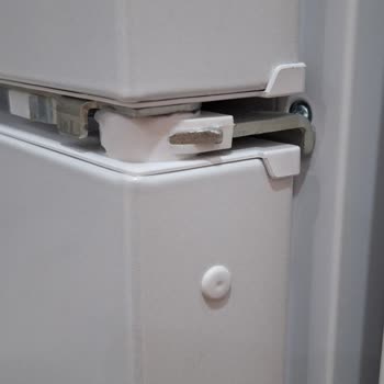 Sıfır Bosch Buzdolabı Kurulumunda Kapağını Servis Söktü Takarken Kırdı