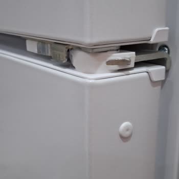 Sıfır Bosch Buzdolabı Kurulumunda Kapağını Servis Söktü Takarken Kırdı