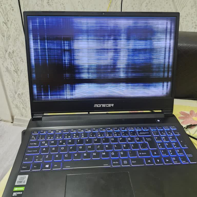 Monster Ekranda Çizgiler Ve Kararmalar Sorunu