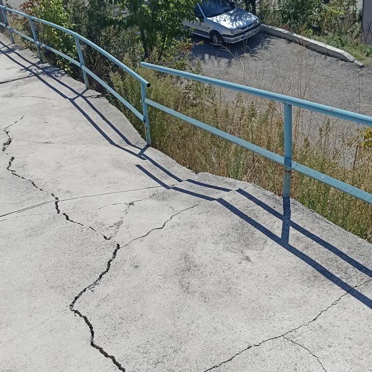 Karabük Belediyesi Uçurum Gibi Yüksekliğin Dibindeki Kaldırımın Çökmesi!