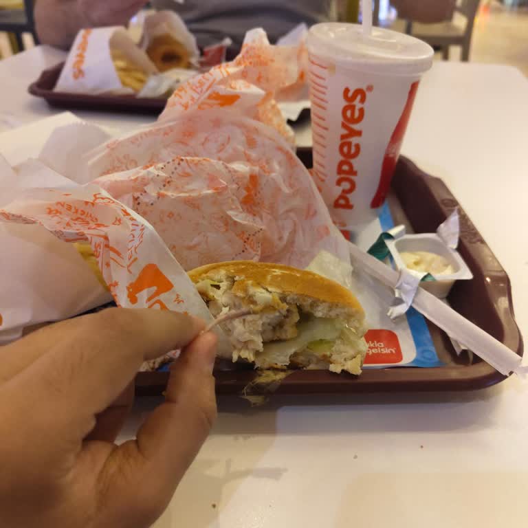Popeyes Kemikli Poppy Sandviç