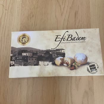 Efi Badem İçinde Badem Kabuklarıyla Üretilen Kurabiye