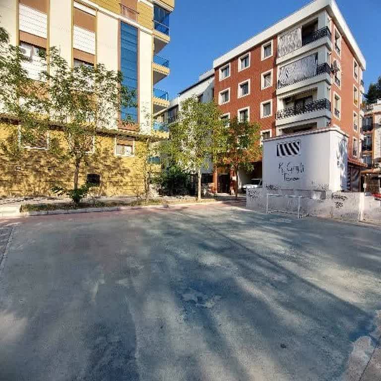 Çiğli Belediyesi Evlere Yakın Yerdeki Parkın İçine Top Sahası