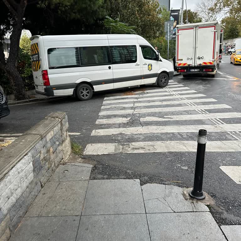 Saint Benoit Fransız Lisesi Saint Benoit Okul Servisi Yaya Geçidine Park Ediyor