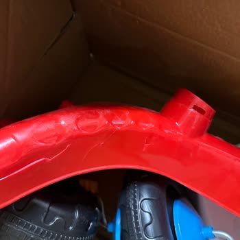 Fisher Price hat Fahrrad kaputt, schmutzig und bereits gebraucht geliefert