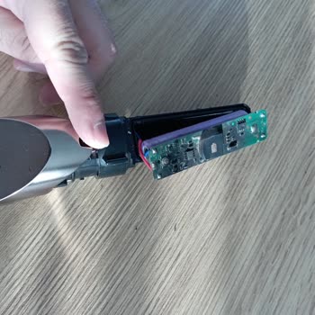 Aprilla Kişisel Bakım Aletleri Aprilla Tıraş Makinesi Elektrik Tehlikesi