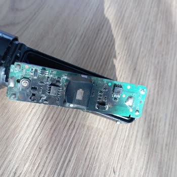 Aprilla Kişisel Bakım Aletleri Aprilla Tıraş Makinesi Elektrik Tehlikesi