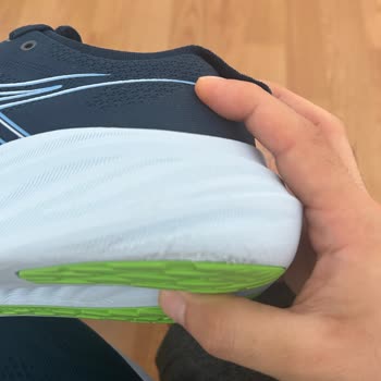 Intersport Asics Gel Nimbus 26 Marka Ayakkabı Yırtık Geldi