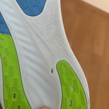 Intersport Asics Gel Nimbus 26 Marka Ayakkabı Yırtık Geldi