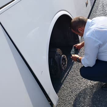 Kamil Koç Yolculuk Esnasında Balata Kırıldı Ve Tekerlek Yerinden Çıktı