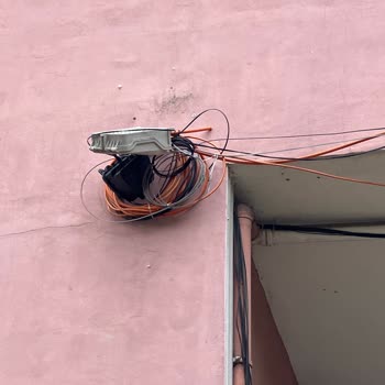 Superonline Kutusu Yerinden Sökülmüş. Binamıza Zarar Veriyor