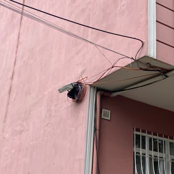 Superonline Kutusu Yerinden Sökülmüş. Binamıza Zarar Veriyor