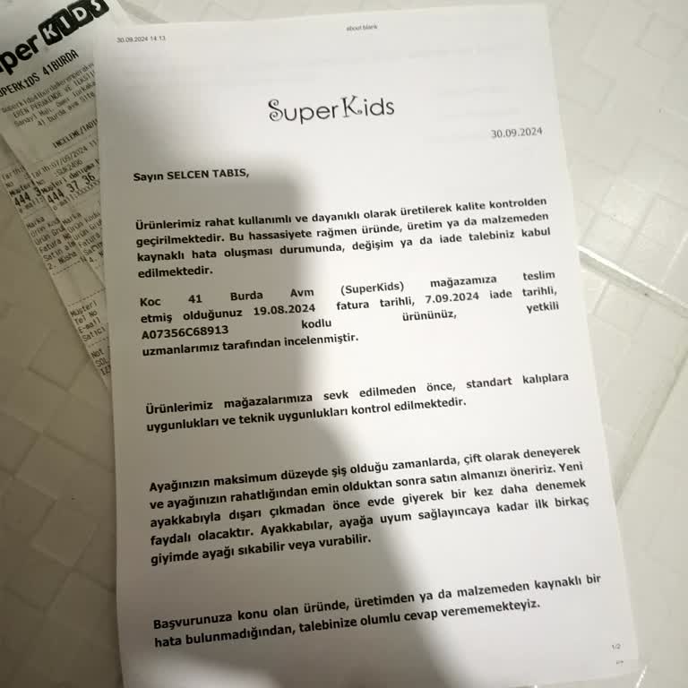 SuperKids Converse Ayakkabının Ayağı Vurması Ve Mağaza İlgisizliği