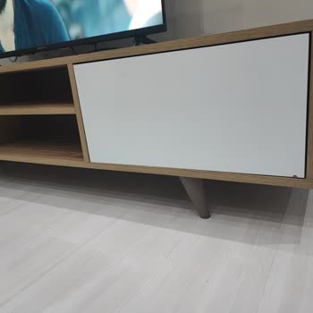 Vivense TV Ünitesinin Ayak Renginin Farkı Ve Rafın Eksik Tahtası