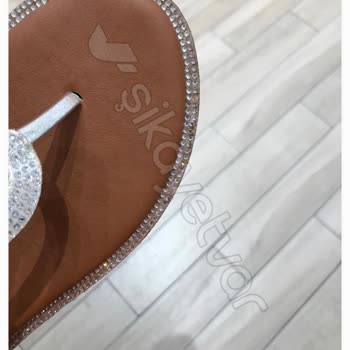 FLO Ayakkabı Taşları Döküldü