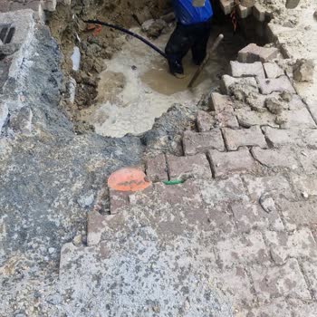 İstanbul Büyükşehir Belediyesi Kaldırımları Bozup Tamirini Yapmadan Gidiyorlar.