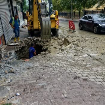 İstanbul Büyükşehir Belediyesi Kaldırımları Bozup Tamirini Yapmadan Gidiyorlar.