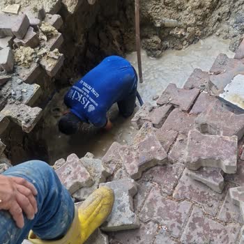 İstanbul Büyükşehir Belediyesi Kaldırımları Bozup Tamirini Yapmadan Gidiyorlar.