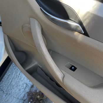 BMW X1 Kapı İçi Tutamaç Eridi