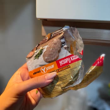 Köfteci Yusuf Kavurmanın İçinden Kıl Çıktı