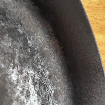 Lava DemirDöküm Tencerem İç Kısımlarından Küflendi.